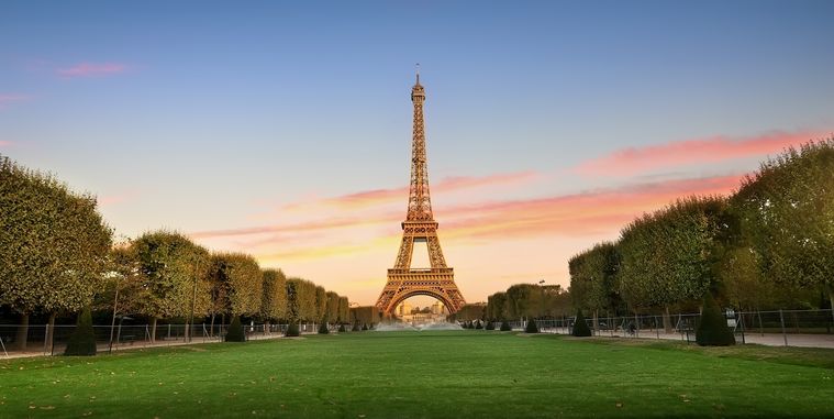 Elf Eiffeltorens aan vloeren ingezameld