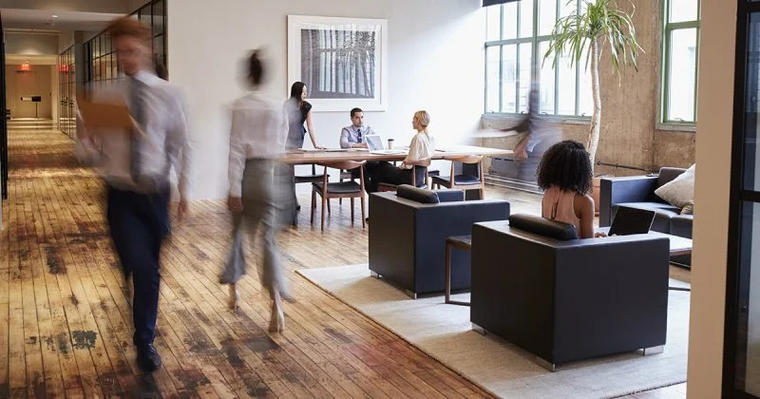 Hoteling, hot-desking, flexibele zitplaatsen of flexplekken en het hybride kantoor